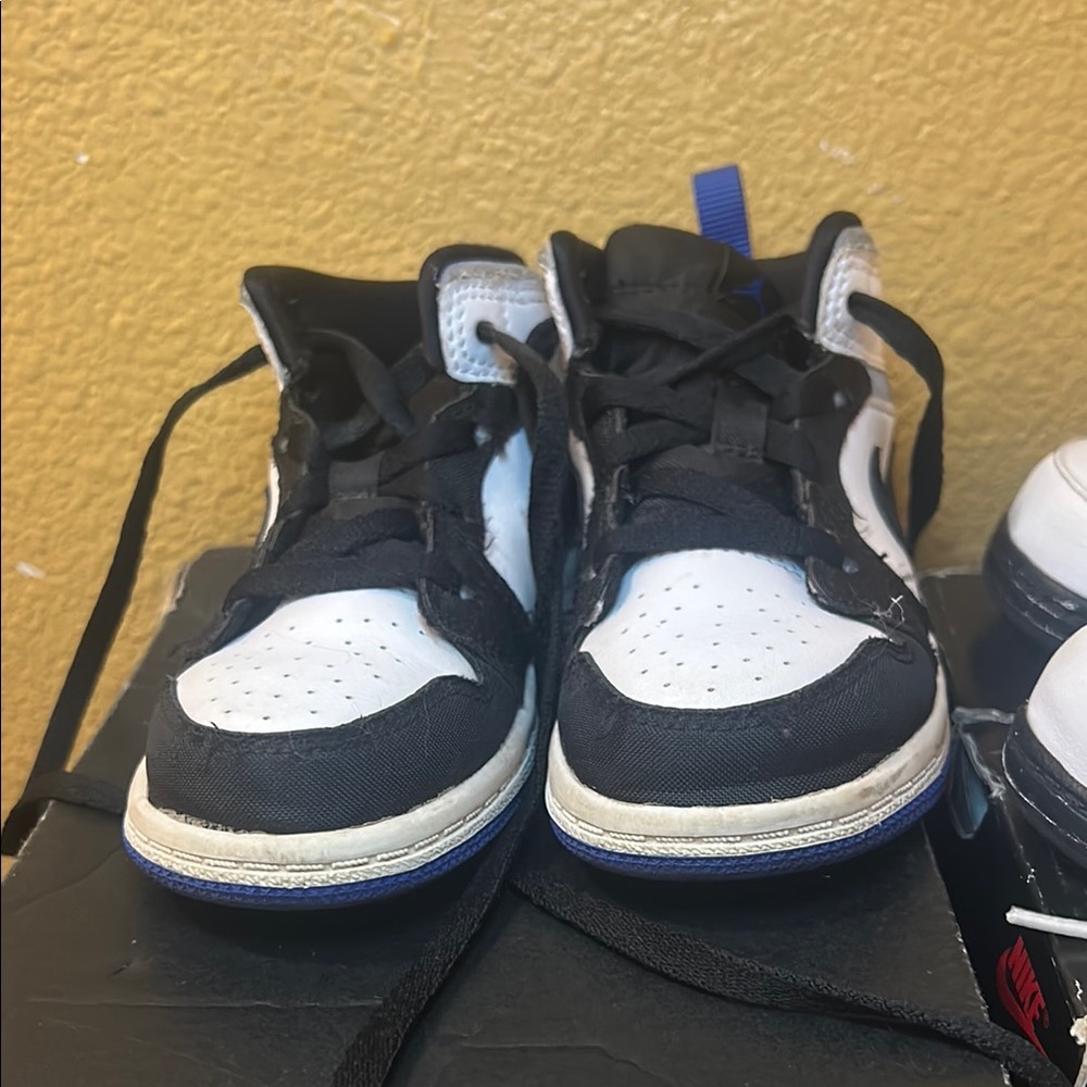 Nike Black and White Sneakers Modern Athletic Design
